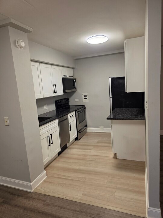 2025 W Granville Ave, Unit 104 in Chicago, IL - Building Photo