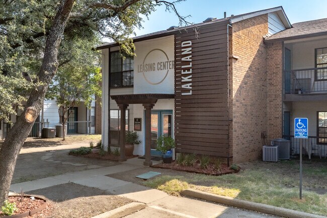 Lakeland Apartments in Lewisville, TX - Foto de edificio - Building Photo