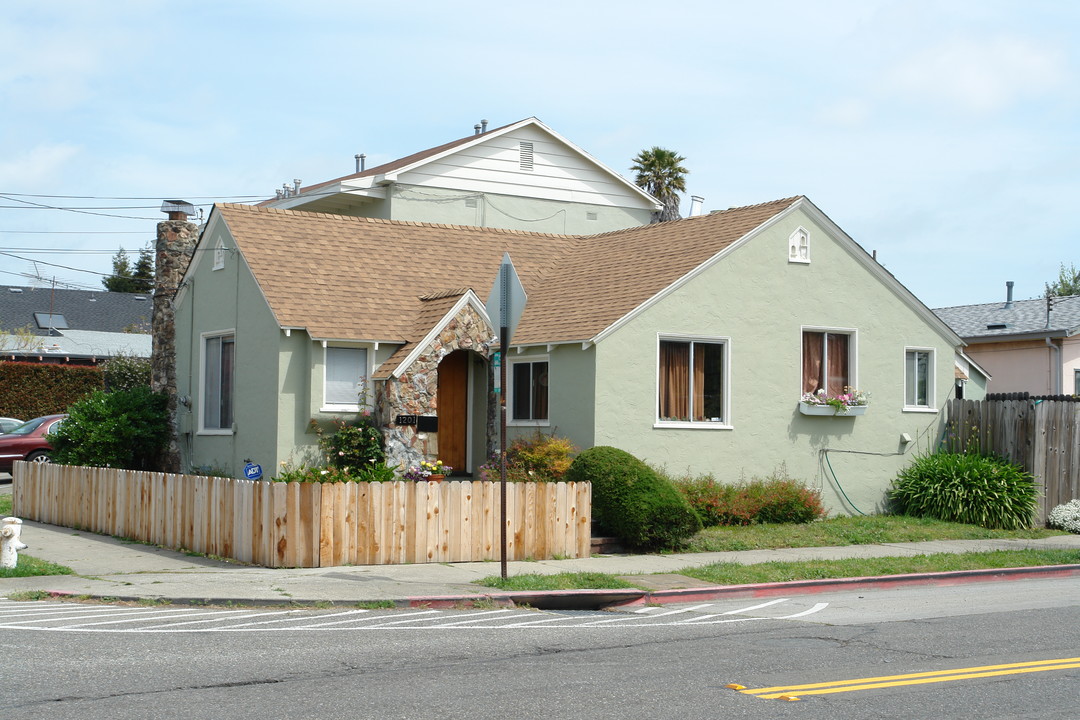 1201 Dwight Way in Berkeley, CA - Building Photo