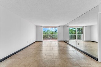 210 Sea View Dr, Unit 301 in Key Biscayne, FL - Building Photo - Building Photo