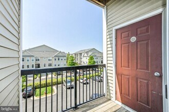 5123 Travis Edward Way, Unit I in Centreville, VA - Building Photo - Building Photo