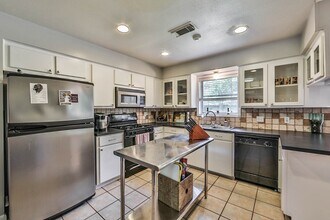 5511 Kinglet St in Houston, TX - Building Photo - Building Photo
