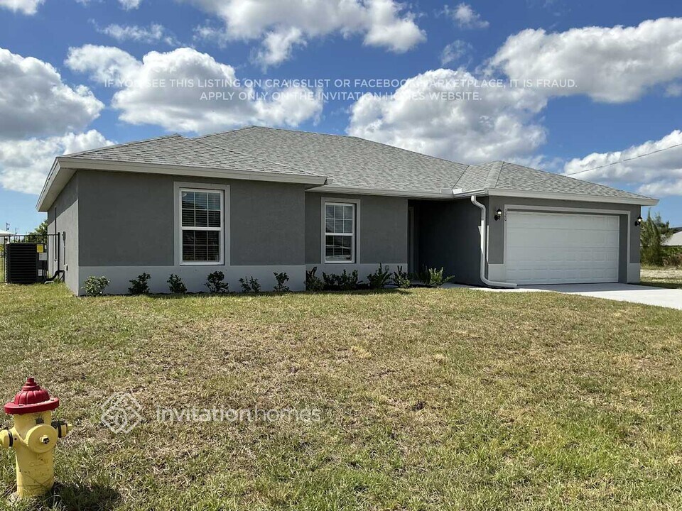 320 SW 13th Ct in Cape Coral, FL - Foto de edificio