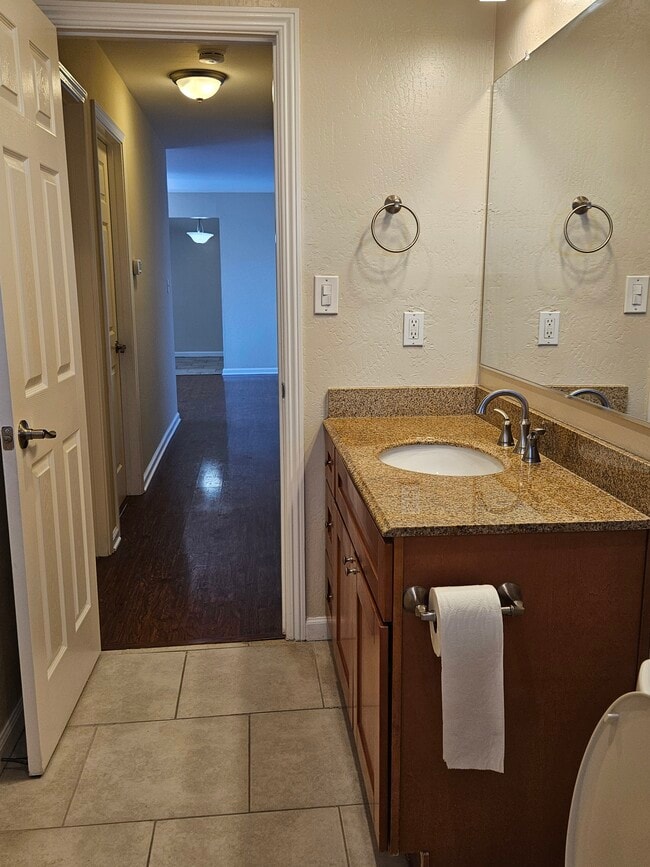874 Castlewood Dr, Unit #4