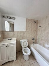 95 NE 41st St in Oakland Park, FL - Foto de edificio - Building Photo