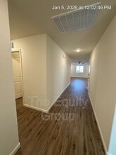 7064 W Wren Ave in Visalia, CA - Foto de edificio - Building Photo