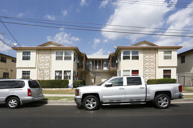 20625 Hartland St in Winnetka, CA - Foto de edificio - Building Photo