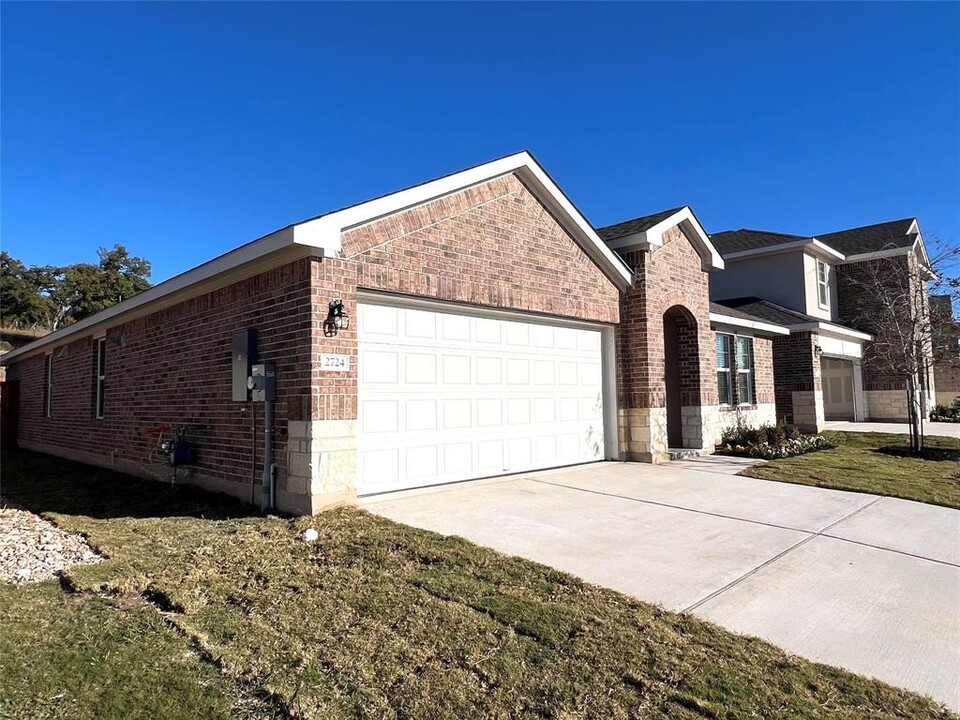 2724 Indian Clover Trl in Leander, TX - Foto de edificio