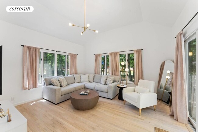 37 Trout Pond Rd in Sag Harbor, NY - Building Photo - Building Photo