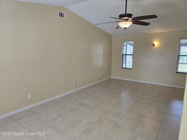 823 Rostock Cir NW in Palm Bay, FL - Building Photo - Building Photo