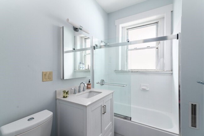 16 Winchester St, Unit 103 in Brookline, MA - Building Photo - Building Photo