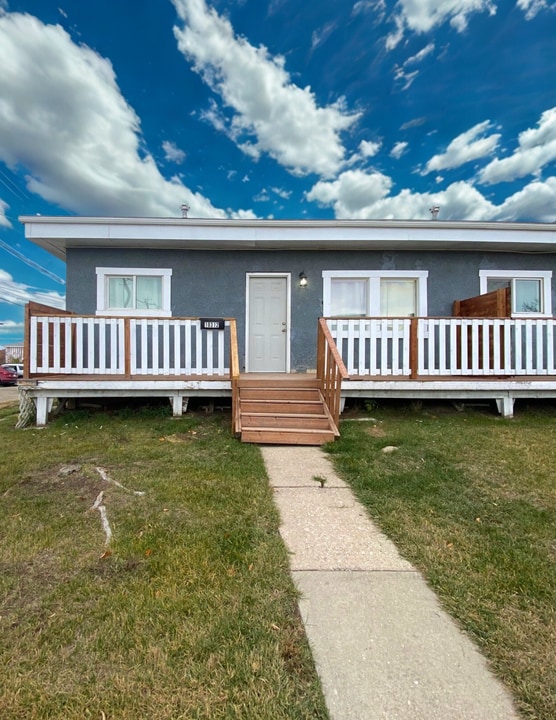 10312-10101 101 St in Grande Prairie, AB - Building Photo