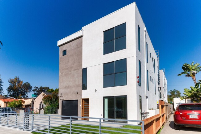 2409 Carmona Ave