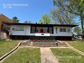 621 N Leverett Ave in Fayetteville, AR - Building Photo