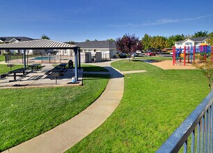 Meadow Vista in Red Bluff, CA - Foto de edificio - Building Photo