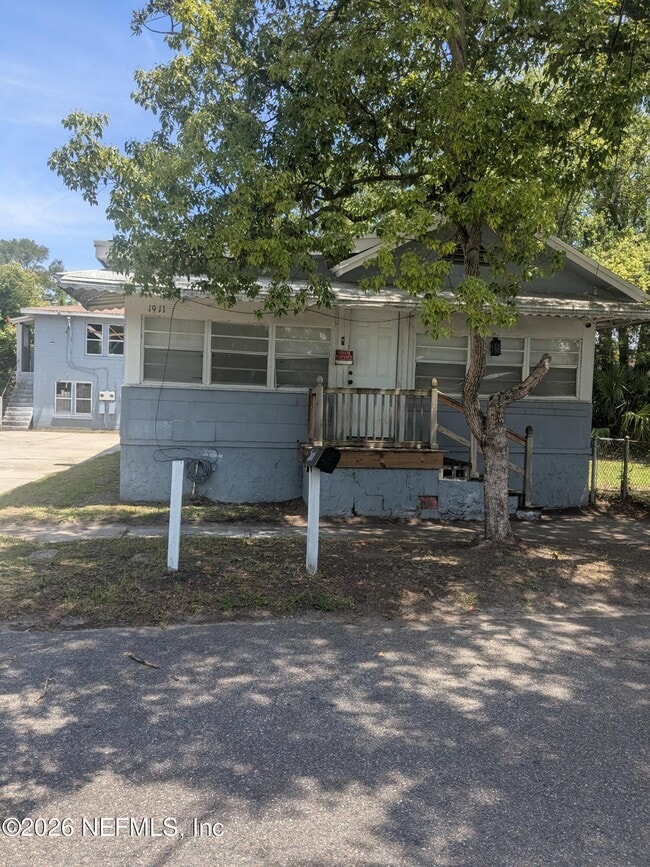 property at 1911 W 3rd St