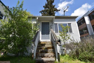 104 N 39th St in Seattle, WA - Building Photo