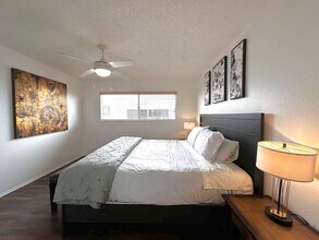 18555 Collins St in Los Angeles, CA - Building Photo - Building Photo