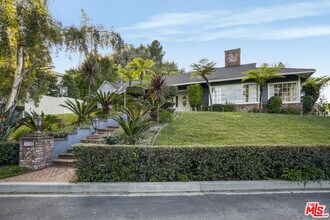 3690 Crownridge Dr in Los Angeles, CA - Building Photo - Building Photo