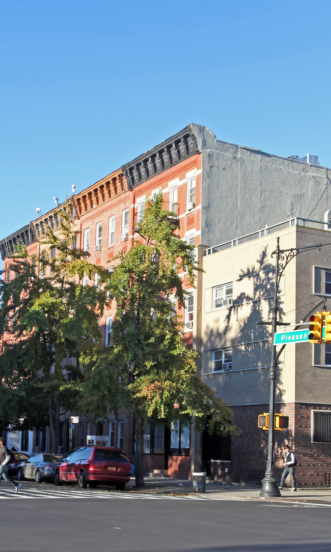 297 Pleasant Ave in New York, NY - Building Photo - Building Photo