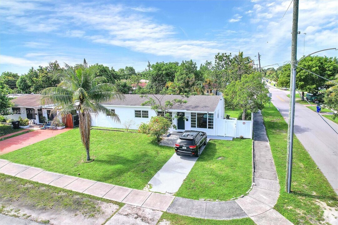 1050 NE 156th St in North Miami Beach, FL - Building Photo