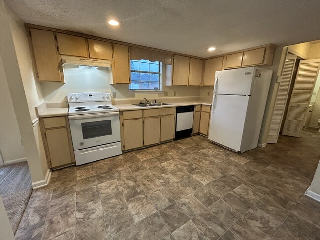 694 Wallace Martin Dr in Hinesville, GA - Building Photo - Building Photo
