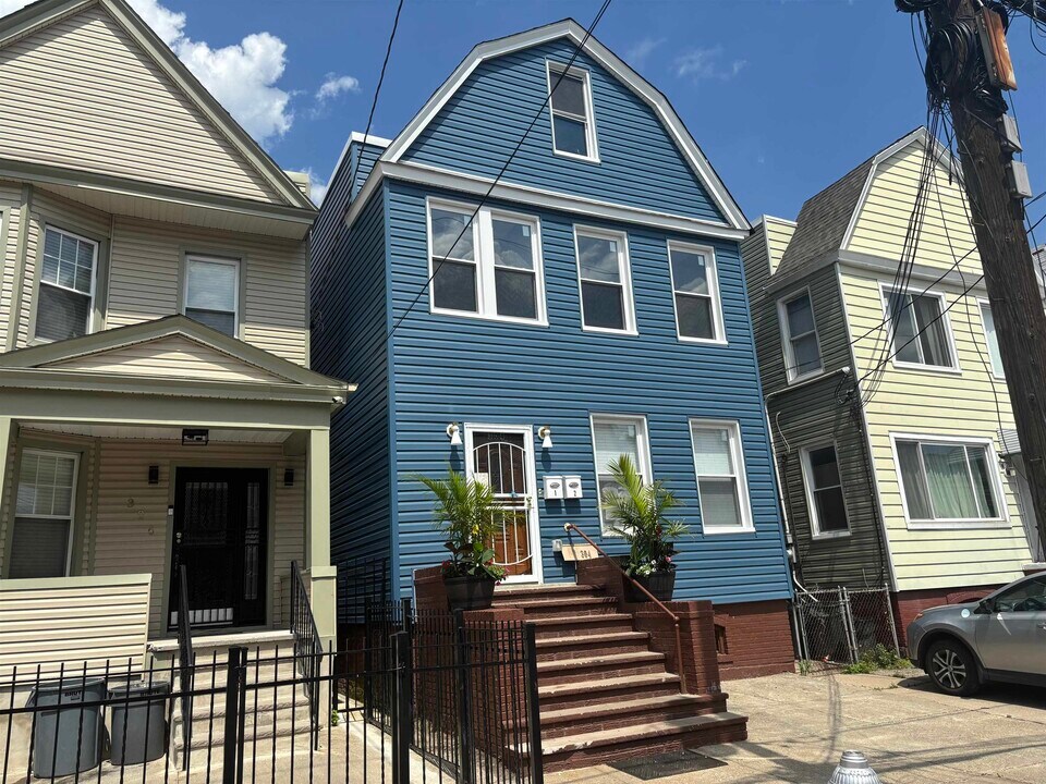 304 Chapel Ave in Jersey City, NJ - Building Photo