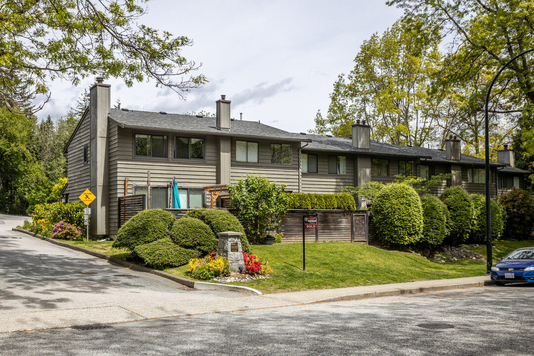 1910 Cedar Village Cres in North Vancouver, BC - Building Photo