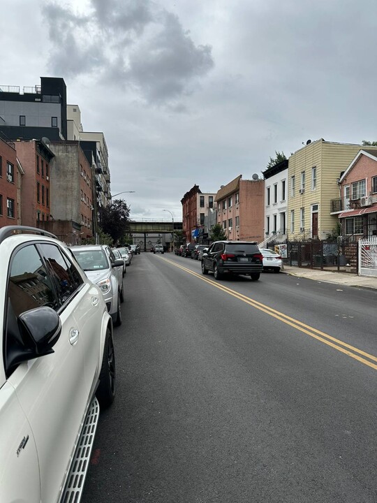 996 Halsey St-Unit -BSMT in Brooklyn, NY - Building Photo