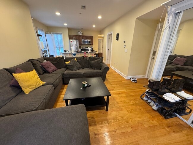 10 Jay St, Unit 2 in Somerville, MA - Foto de edificio - Building Photo