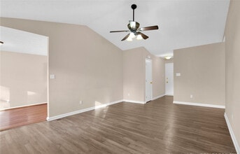 1332 Oak Knolls Dr in Fayetteville, NC - Foto de edificio - Building Photo