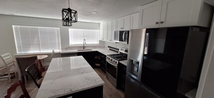 704 N Bennedict Dr, Unit 2 bedrooms, 2.5 bathrooms in Saratoga Springs, UT - Foto de edificio - Building Photo