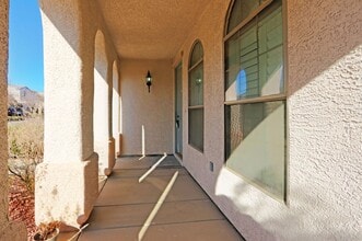 2460 Brooklyn Bridge St in Las Vegas, NV - Foto de edificio - Building Photo