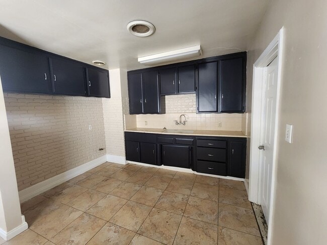 4412 Vern St in Bakersfield, CA - Building Photo - Building Photo