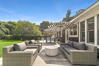 6 Cedar Ct in East Hampton, NY - Building Photo - Building Photo