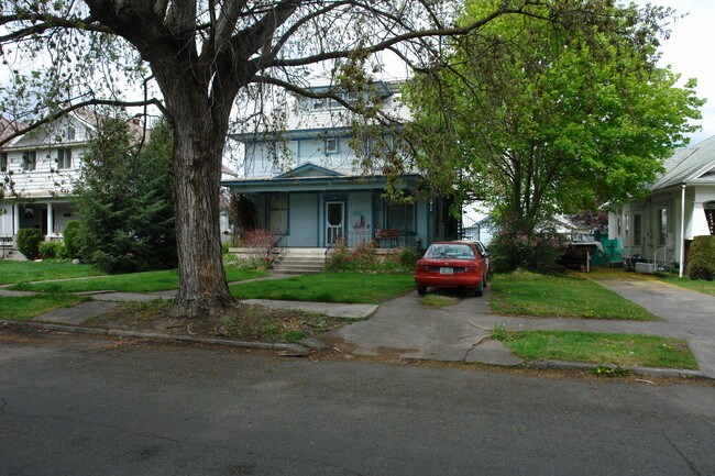 820 W Montgomery Ave in Spokane, WA - Foto de edificio - Building Photo