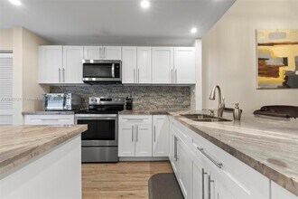 10190 NW 52nd Terrace in Doral, FL - Foto de edificio - Building Photo