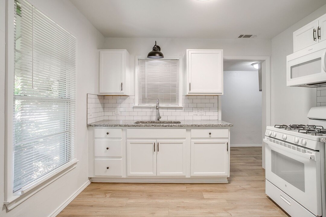 112 N Dobson St in Burleson, TX - Building Photo