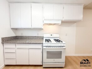 221 W Elm Ave in Burbank, CA - Building Photo - Building Photo