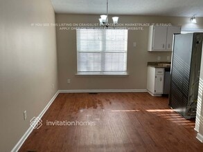 6827 Summit View Dr in Flowery Branch, GA - Foto de edificio - Building Photo