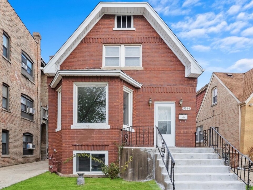 5144 W Cornelia Ave in Chicago, IL - Building Photo