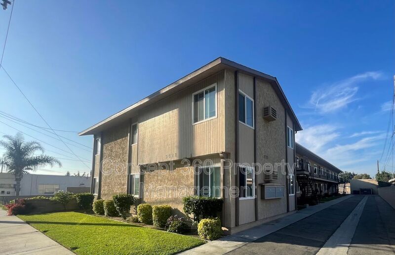 9421 Cedar St in Bellflower, CA - Building Photo