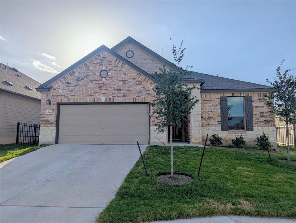 8100 Philbrook Dr in Austin, TX - Building Photo