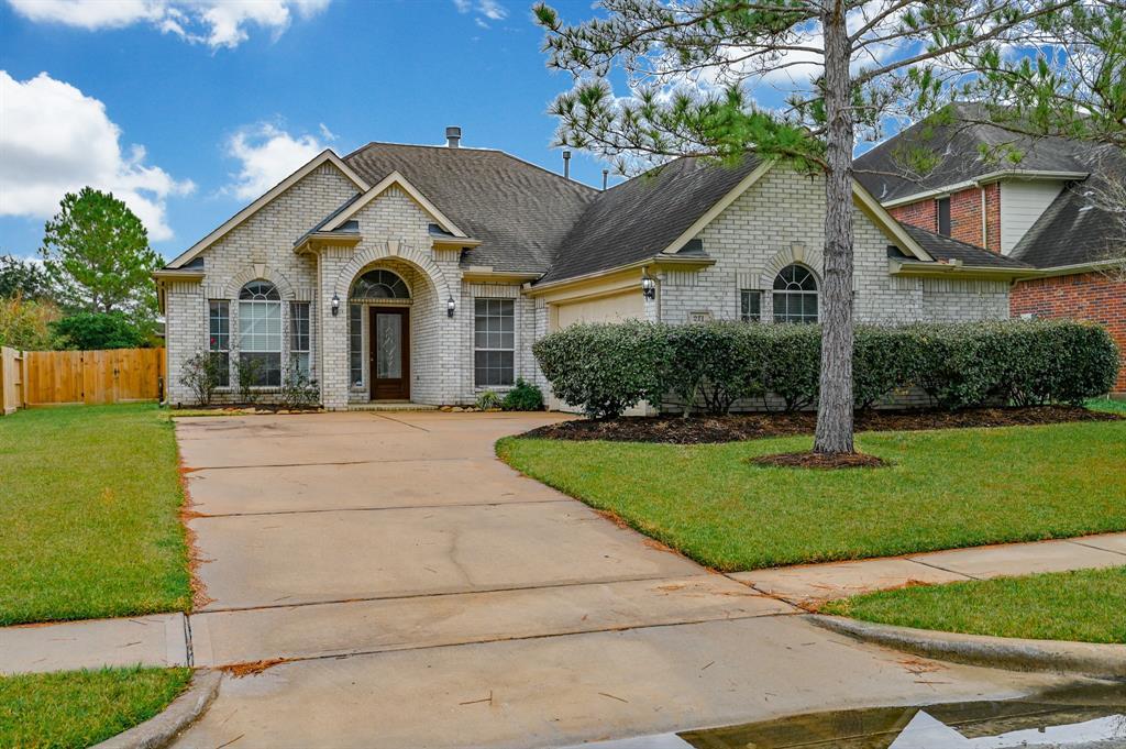 211 Elana Ln in Stafford, TX - Building Photo