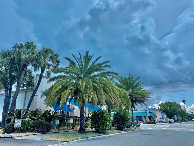 506 71st Ave in St Pete Beach, FL - Foto de edificio - Building Photo
