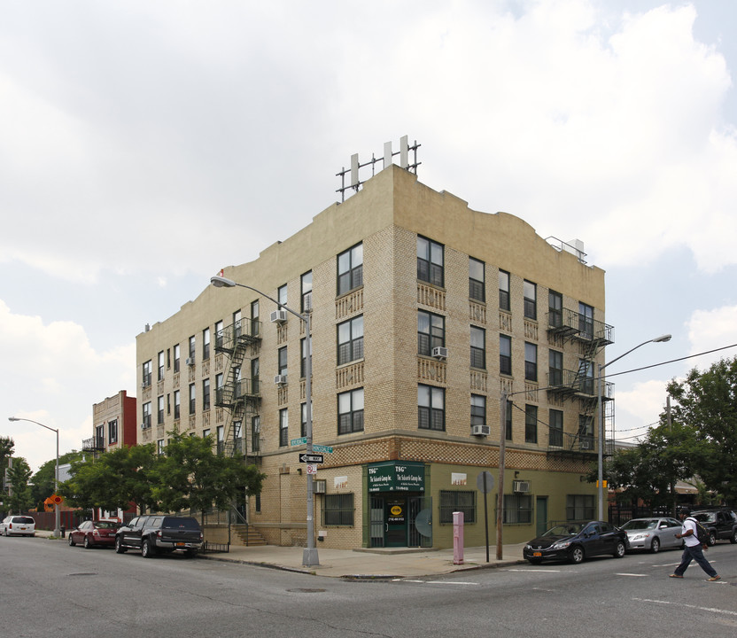 504 Hinsdale St in Brooklyn, NY - Building Photo