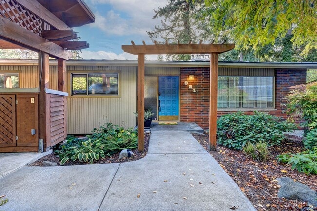 321 NW 176th Pl in Shoreline, WA - Building Photo - Building Photo