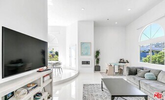 840 Croft Ave in West Hollywood, CA - Building Photo