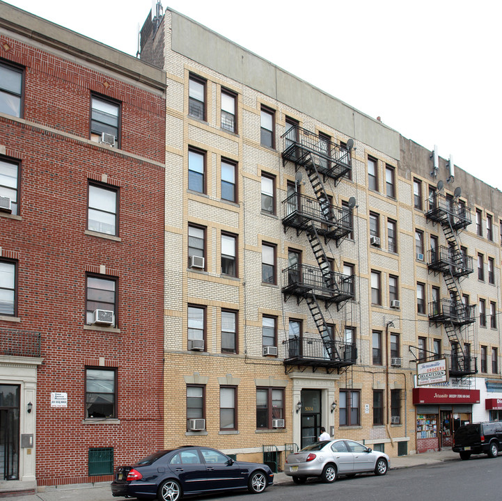 5004 Palisade Ave in West New York, NJ - Building Photo