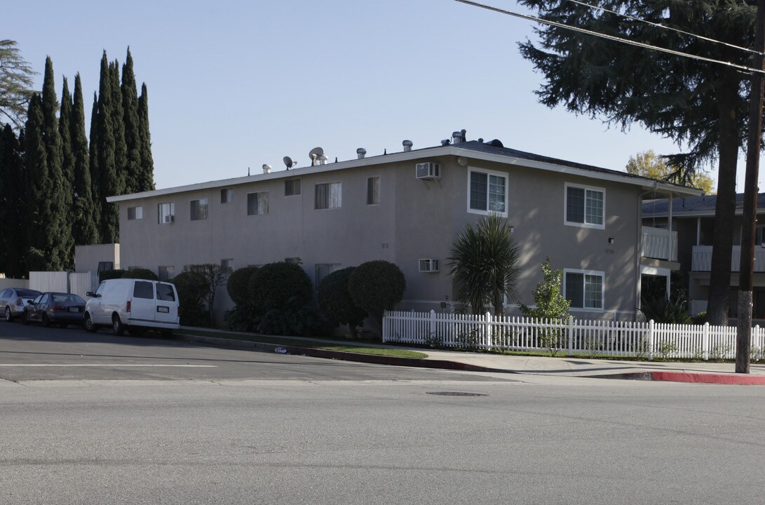 5760 Hazeltine Ave in Van Nuys, CA - Building Photo